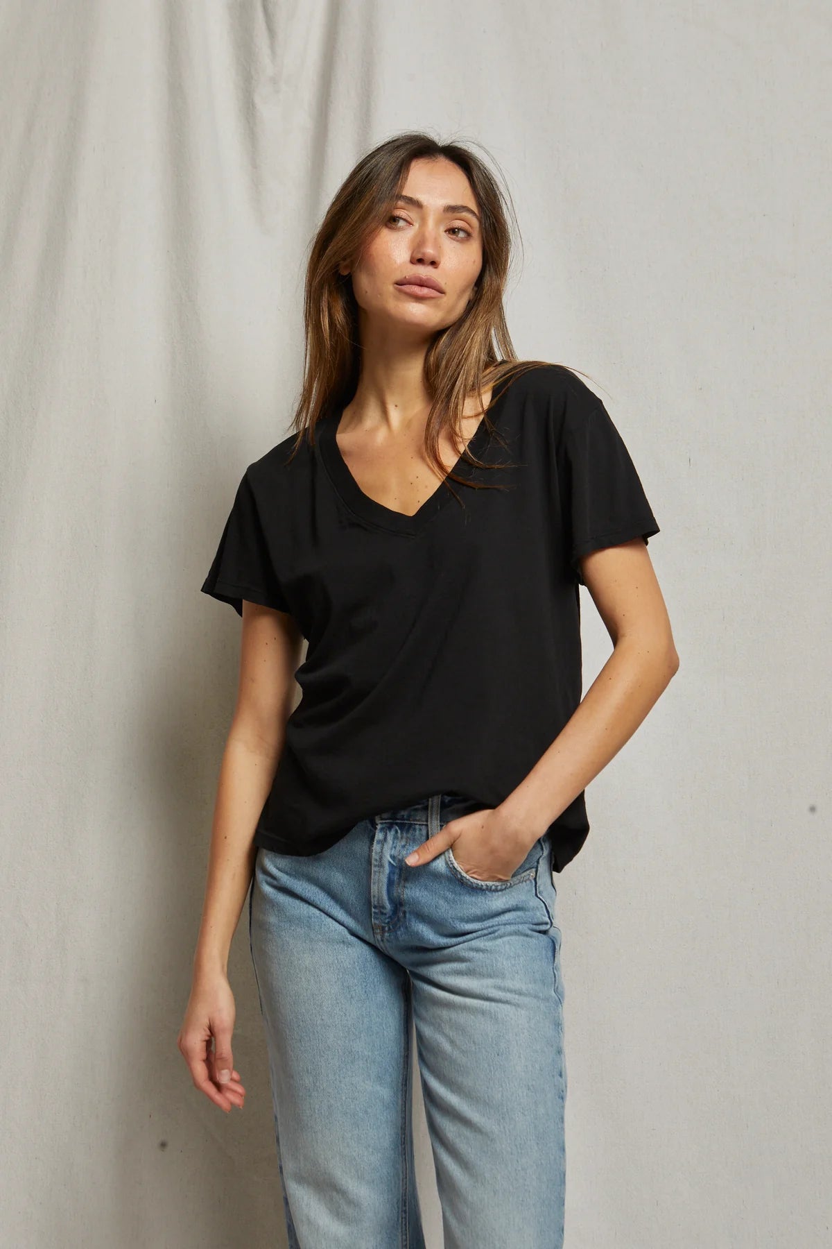 HENDRIX V NECK TEE