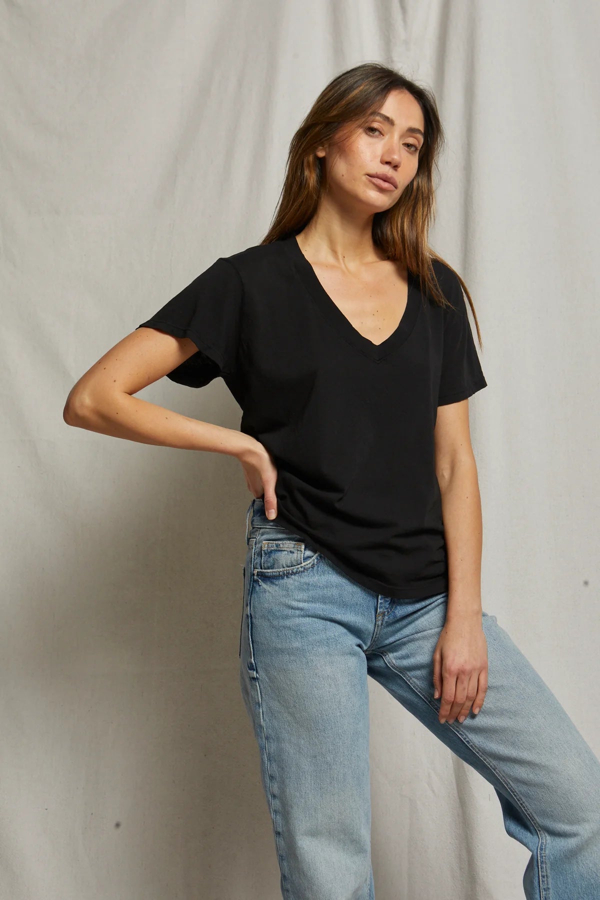 HENDRIX V NECK TEE