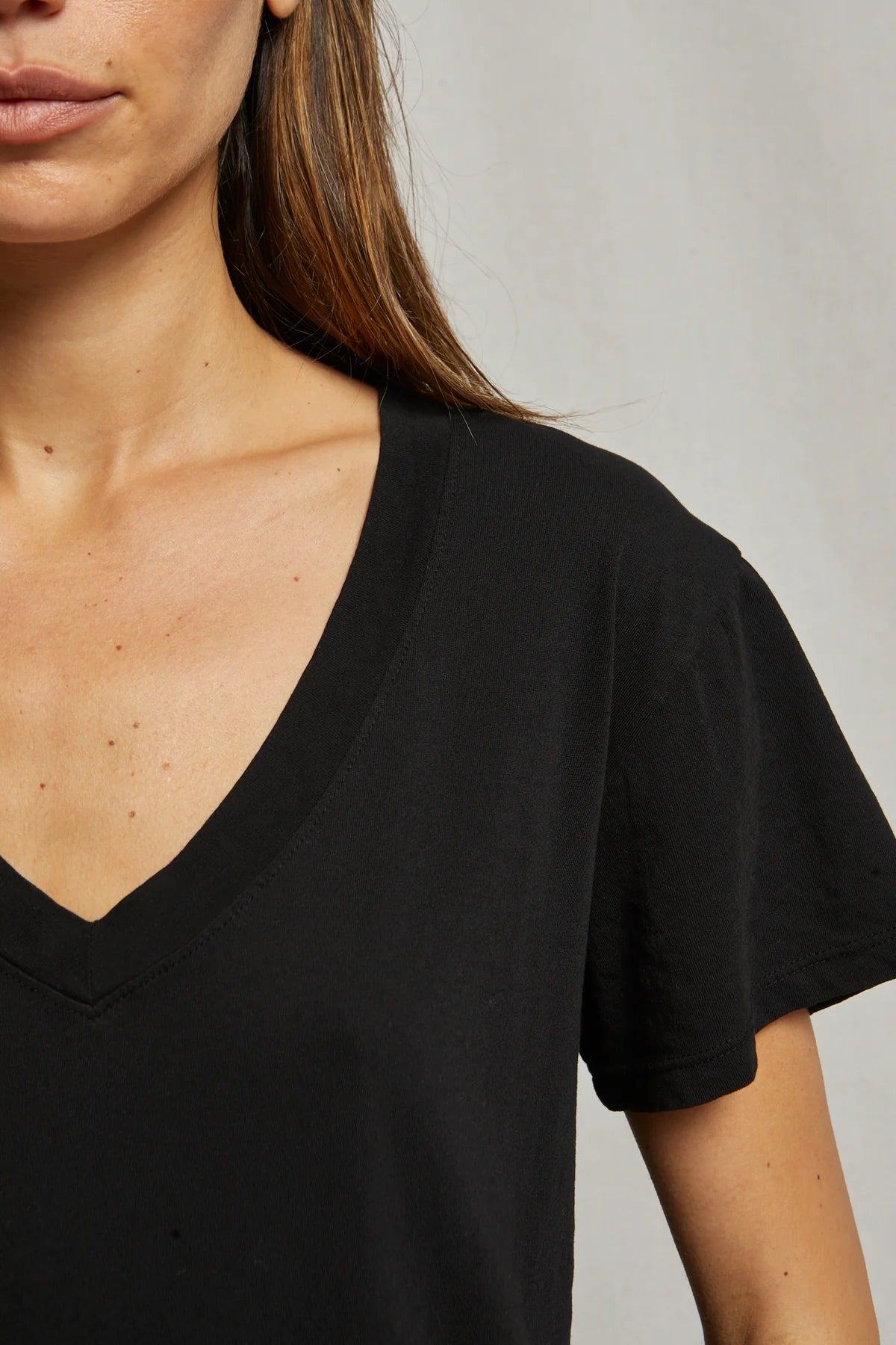 HENDRIX V NECK TEE