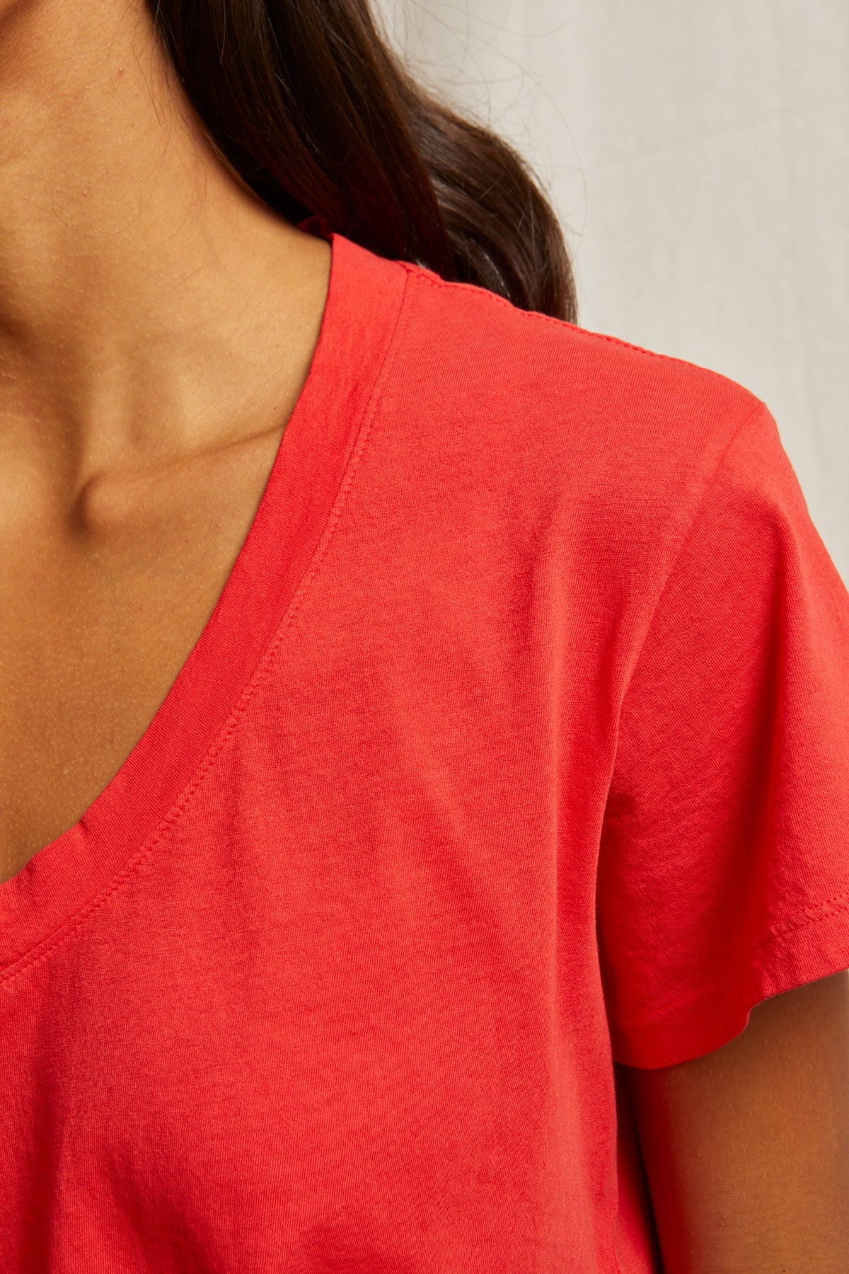 HENDRIX V NECK TEE